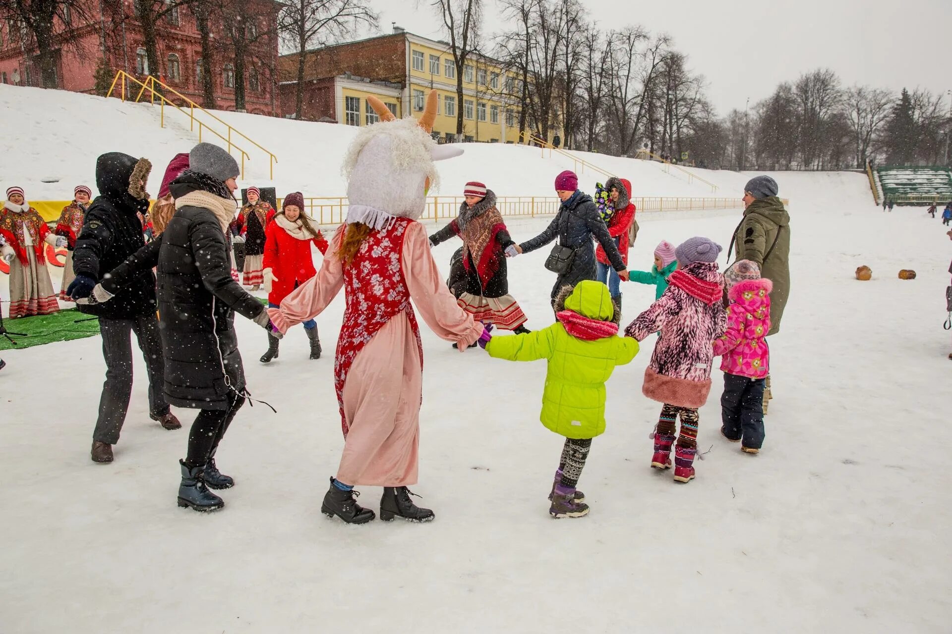 Фестиваль в городе. Мероприятия. Медведь на праздник. Ярославль куда сходить молодежи. Ярославль 1012 лет.