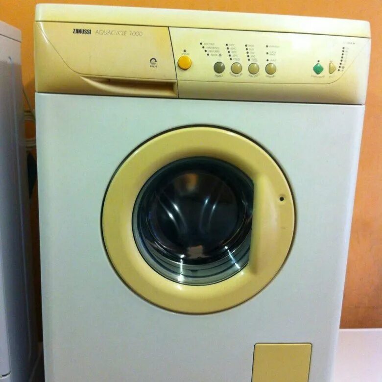 Загрузка стиральной машинки занусси. Стиральная машина Zanussi ZWF 5105. Стиральная машина Zanussi WDS 1072 C. Стиральная машина Занусси 2005. Стиральная машина Занусси 5080.