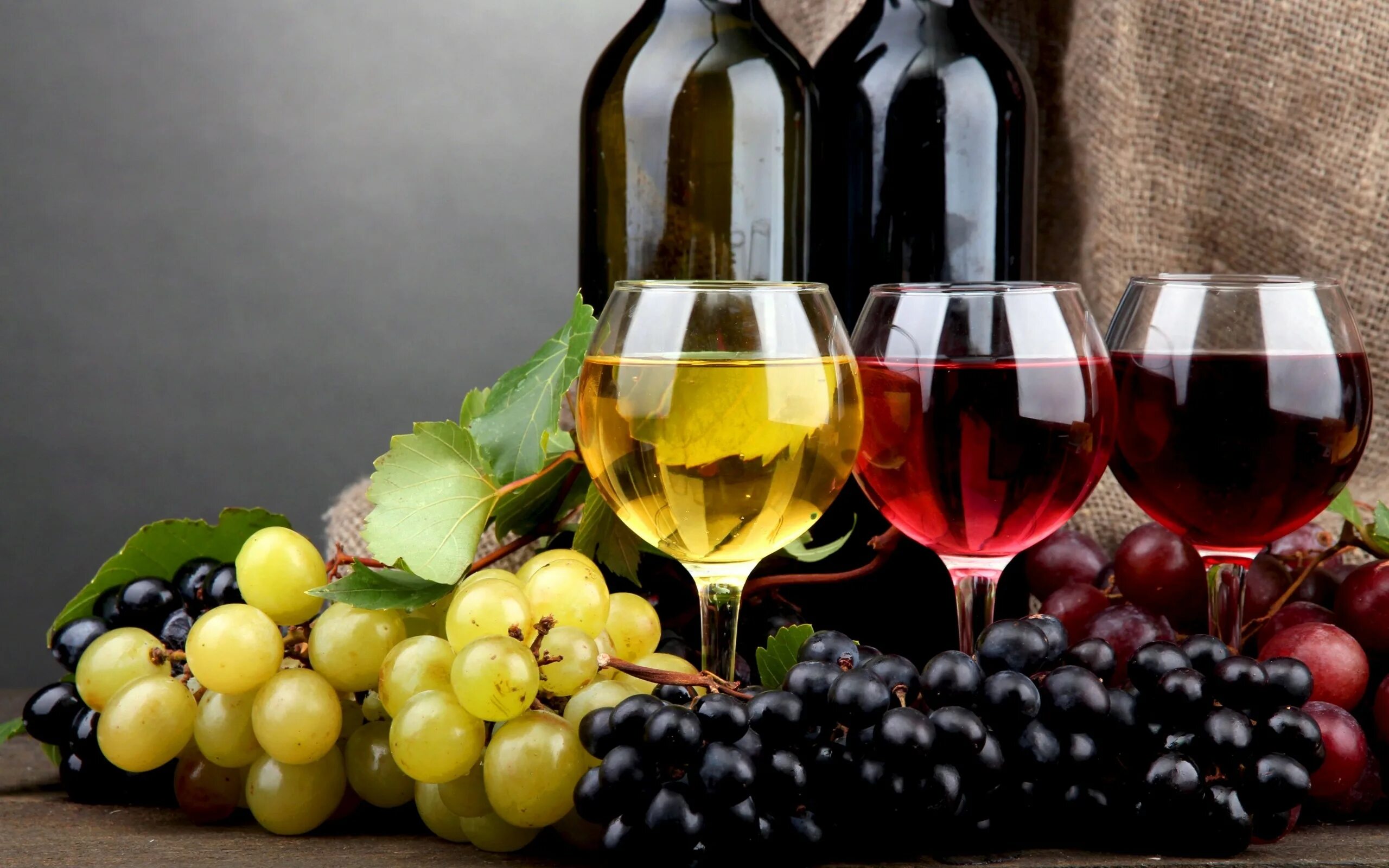 Вторая половина вина. Молдавия виноградники и вино. Грузия vino vinograd. Красное вино. Бокал с вином.