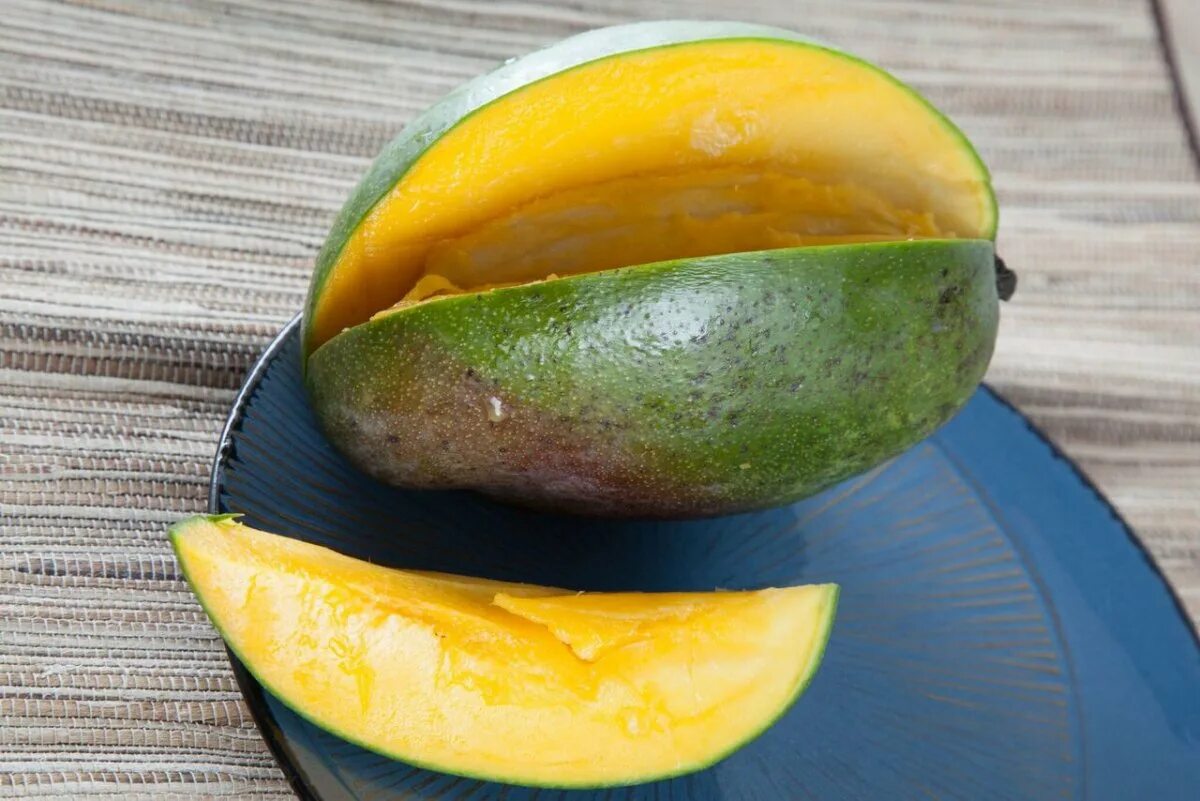Какой фрукт растет в сочи манго. Сорт манго keo-sa-Woei. Манго сорт Кео. Зелёное манго сорт. Египетское манго.