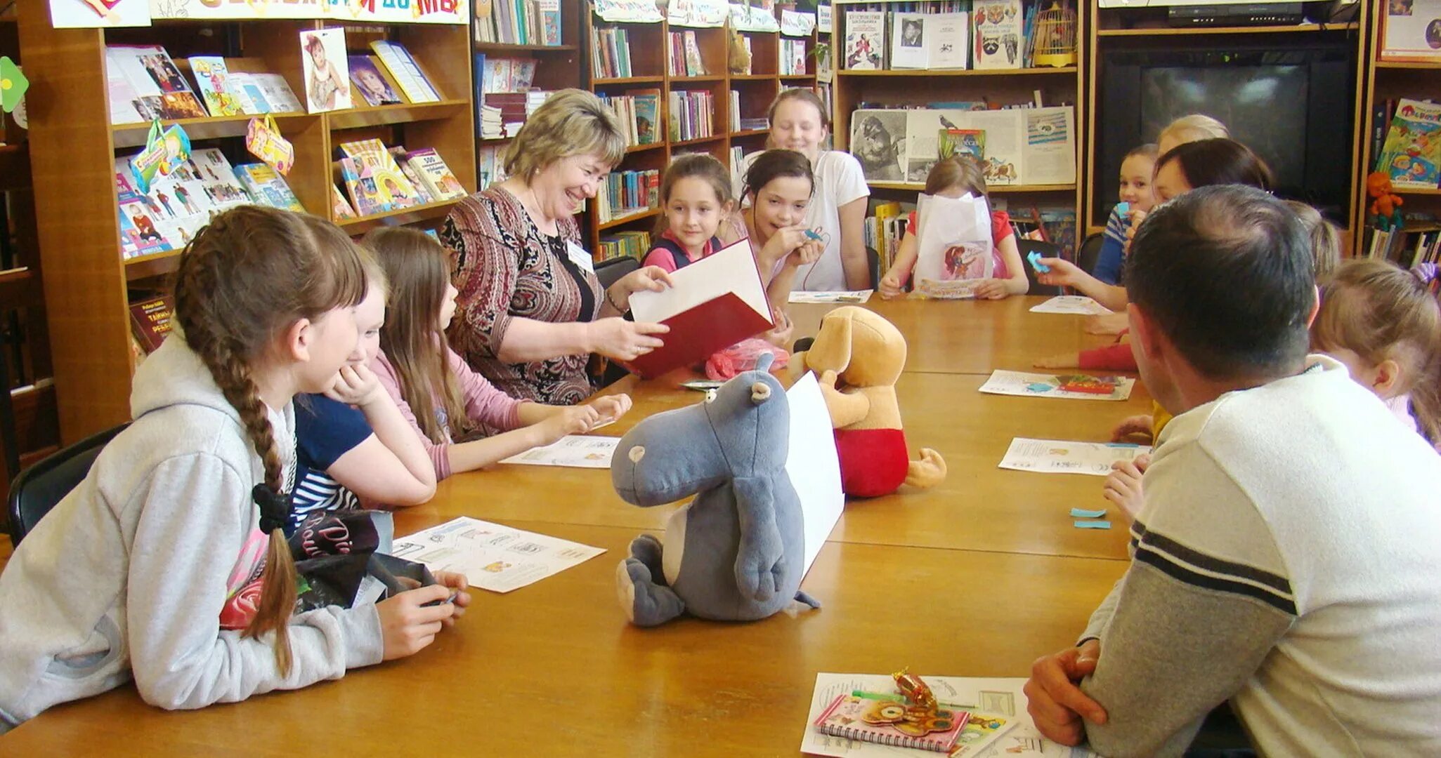 Проект семейная библиотека. Дети в библиотеке. Дети и родители в библиотеке. Мероприятия для детей. Беседа с детьми.