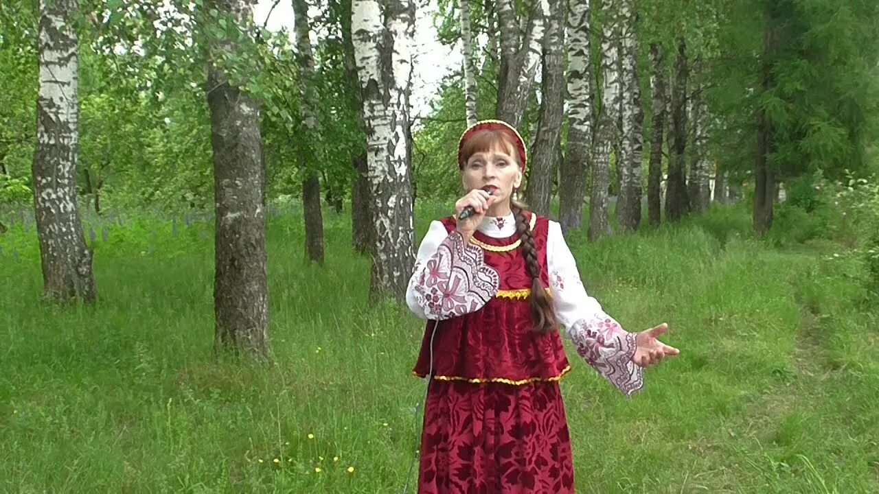 Волочкова амалия 12 лет. Девочка поёт гляжусь в озёра синие в студии. Гляжу в озера. Гляжу в озера синие пальцы. Амалия волочкова гляжу в озёра.