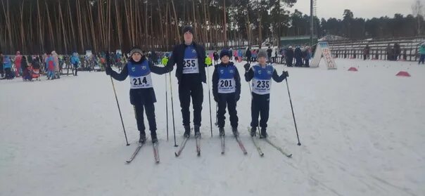 Кмс на лыжах 5 км. Соревнования по лыжным гонкам мончегорск имени д. Лыжи трофей. Пионерская правда соревнования по лыжным гонкам. Пионерская правда лыжи.