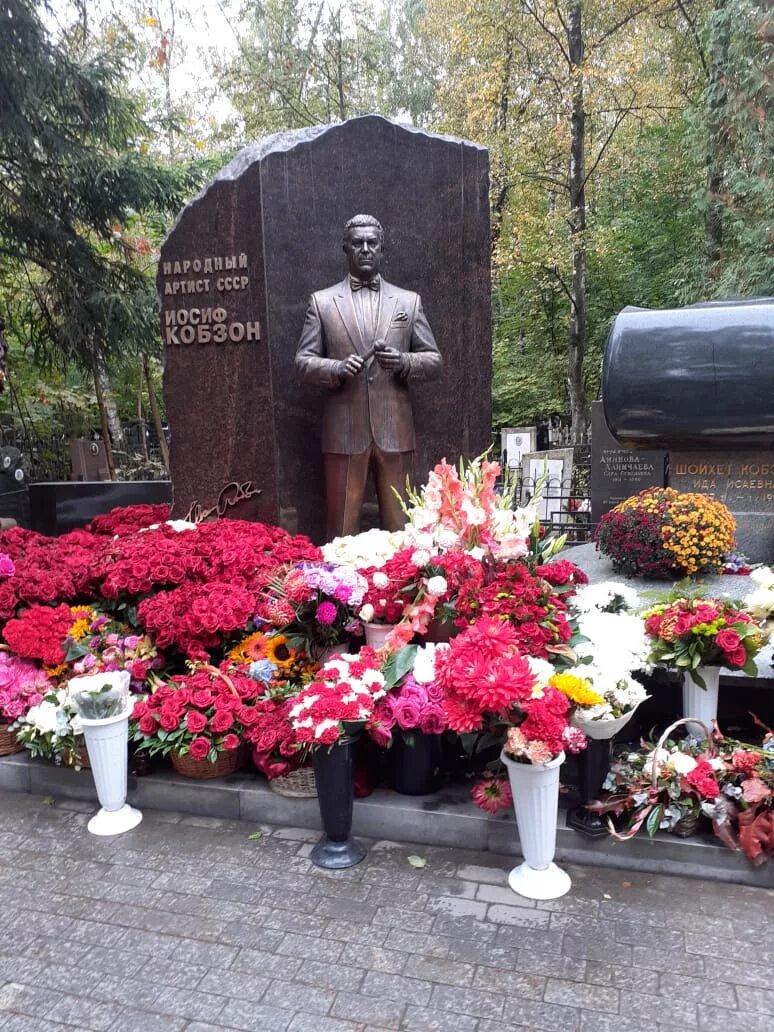Иосиф глоцер википедия. Памятник кобзону на востряковском кладбище. иосиф глоцер могила. кобзон могила востряковское. кобзон иосиф памятник на могиле.