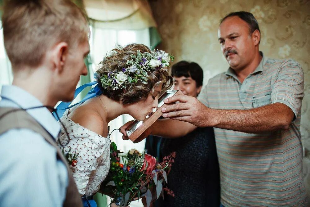 Благословение родителей. Невеста с родителями. Благословение на свадьбу. Благословение молодых на свадьбе. Что говорить благословляя молодых