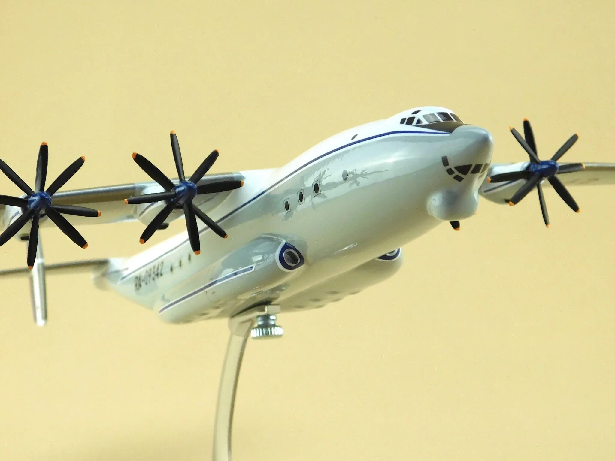 Ан 22 деагостини. Ан-12 модель 1/144. Ан-22 1/72. Ан 22 модель. Модель ан-22 антей.