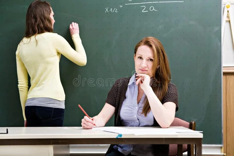 Китайская учительница. Счастливый учитель азиатки. Female teacher closing the door. Фотосессия учителя. Female teacher closing the door.