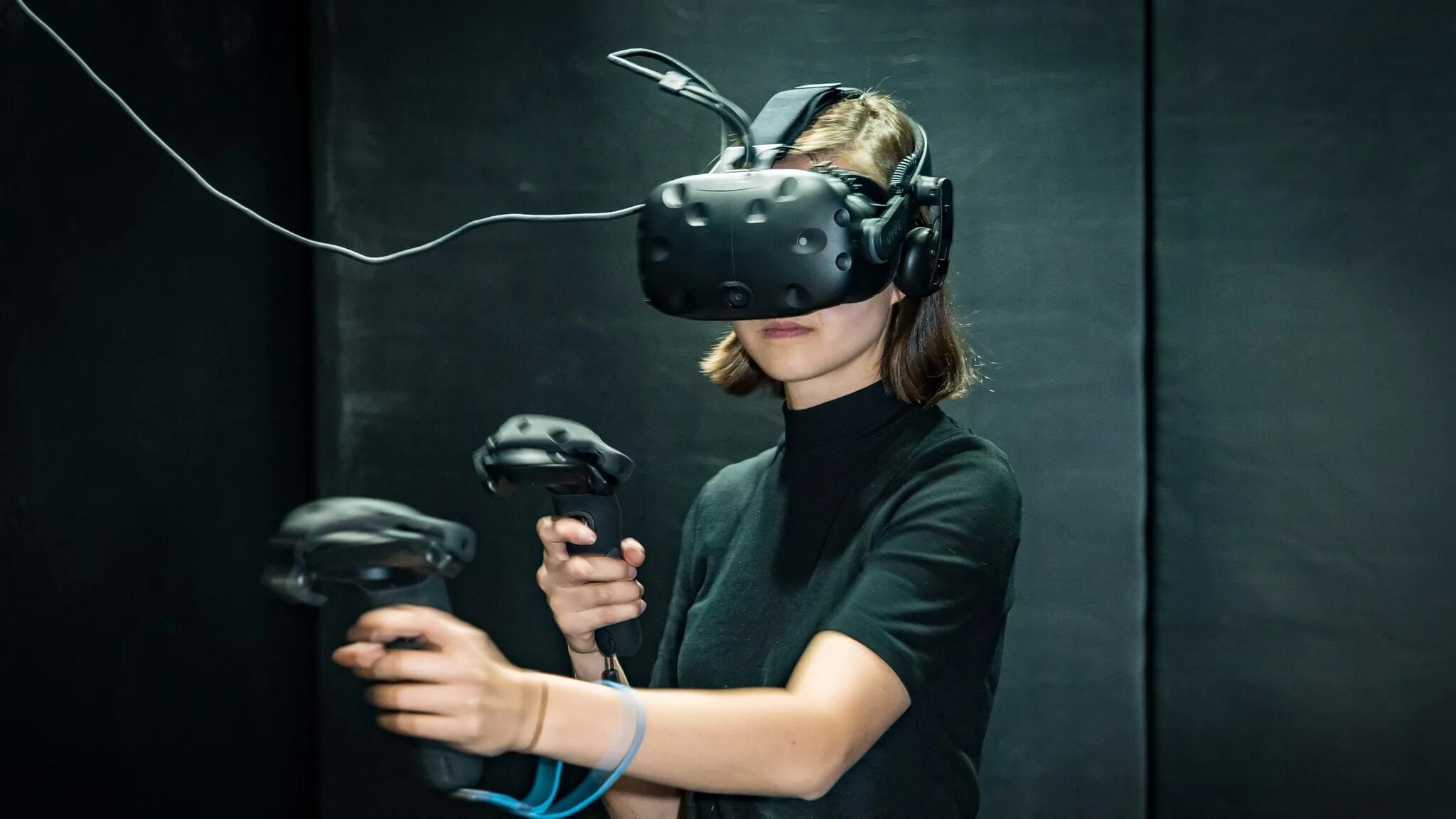 Жанры vr. Виар 9d. VR шлем 2021. Очки виртуальной реальности. Очки виртуальной реальности на человеке.