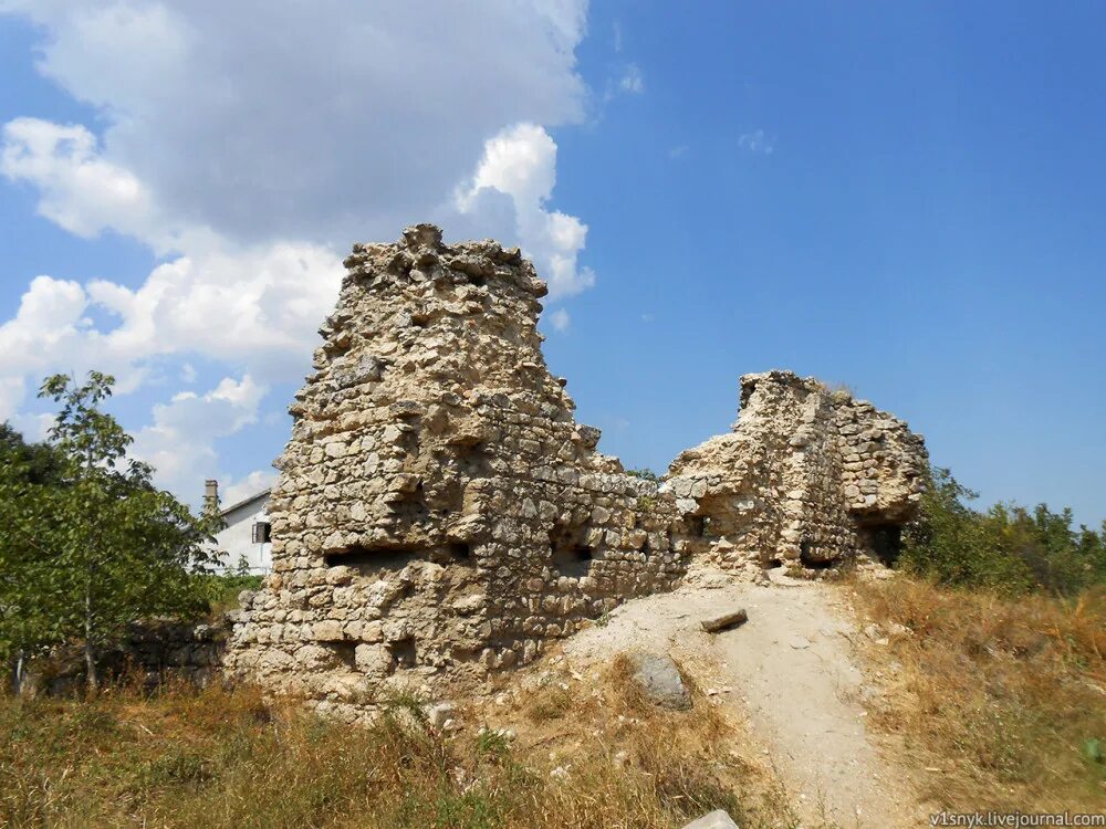 На неделю на в старом крыму. Мечеть Бейбарса старый Крым. Мечеть Султана Бейбарса в Крыму. Руины мечети Султана Бейбарса. Мечеть Бейбарса в Старом Крыму.