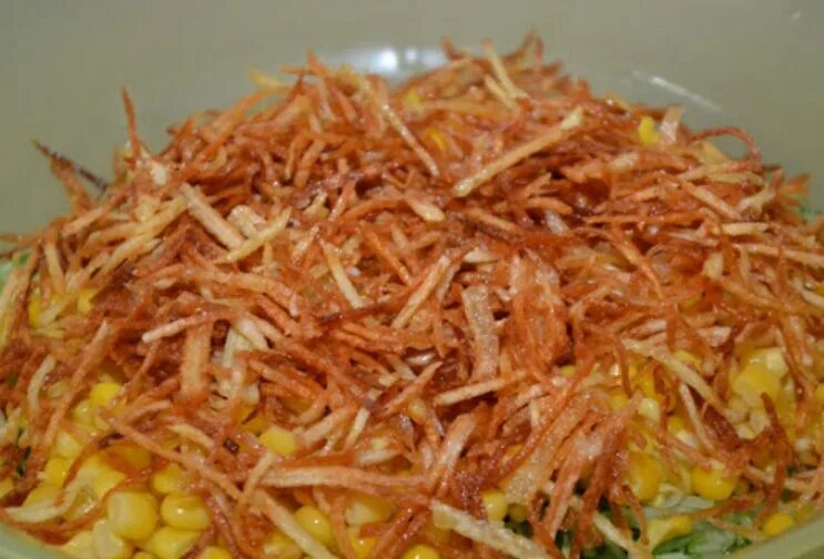 Салат соломка с копченой курицей. Салат с жареной картошкой. Салат с картофелем пай муравейник. Салат соломка с копченой курицей. Салат соломка с копченой колбасой.