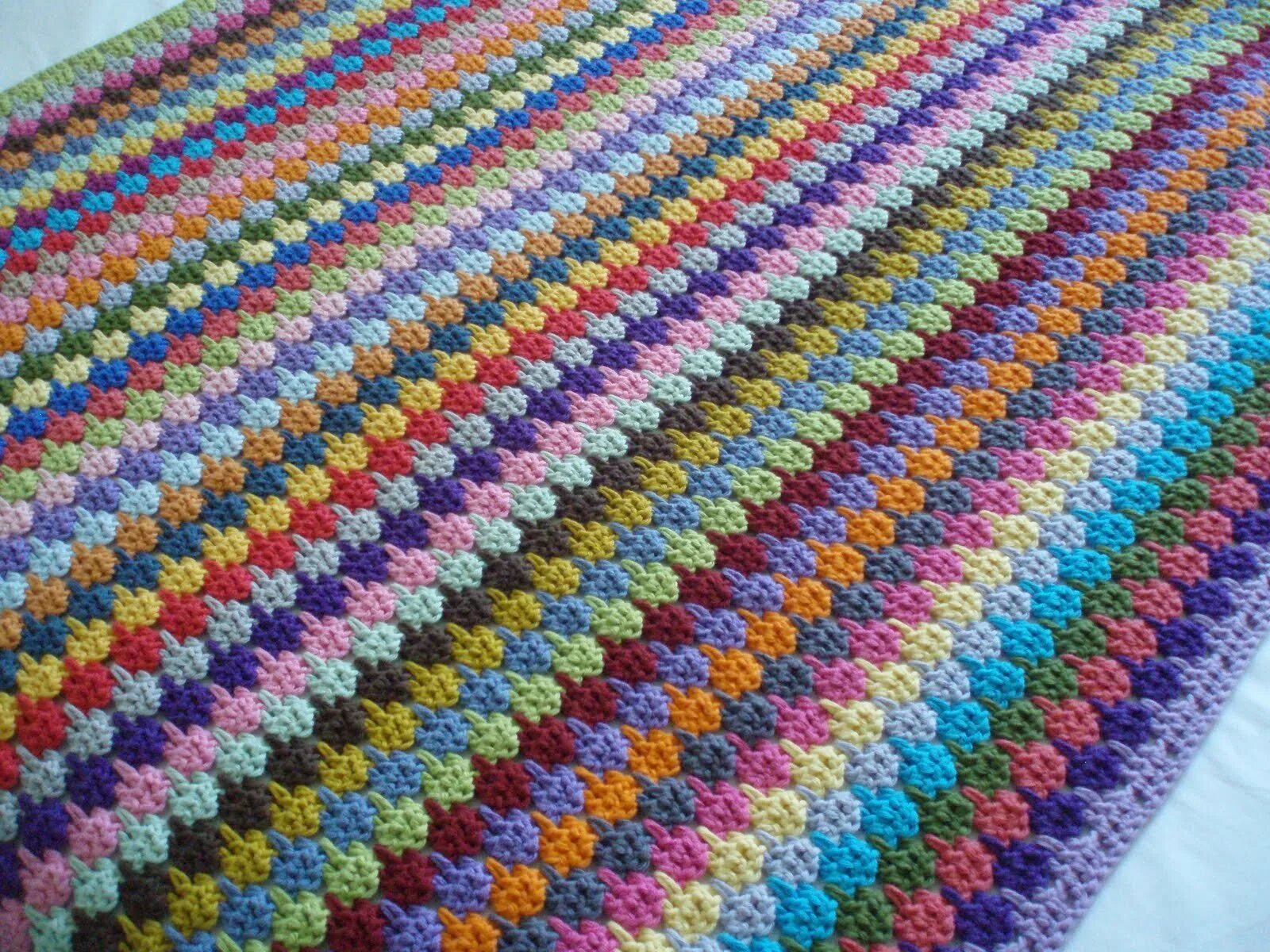 Плед из разноцветной пряжи. Плед крючком из разноцветных ниток. Плед крючком нитки. Коврики из остатков пря. Плед вязаный.