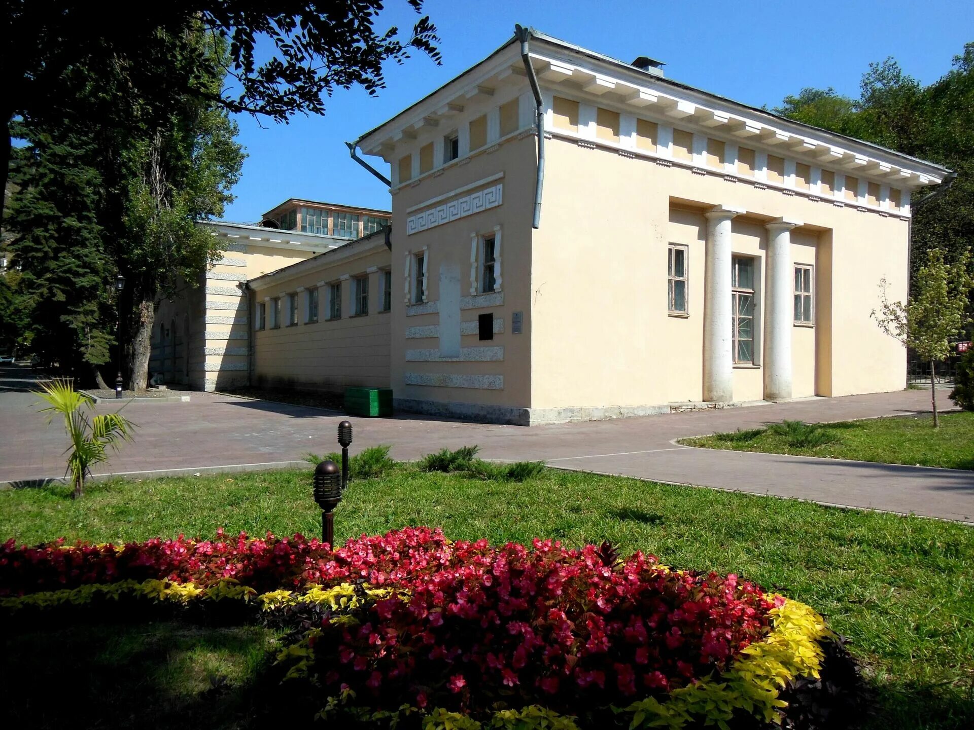 Лермонтовские ванны. Лермонтовские николаевские ванны пятигорск. Николаевские ванны пятигорск. Лермонтовские ванны. Лермонтовские ванны.