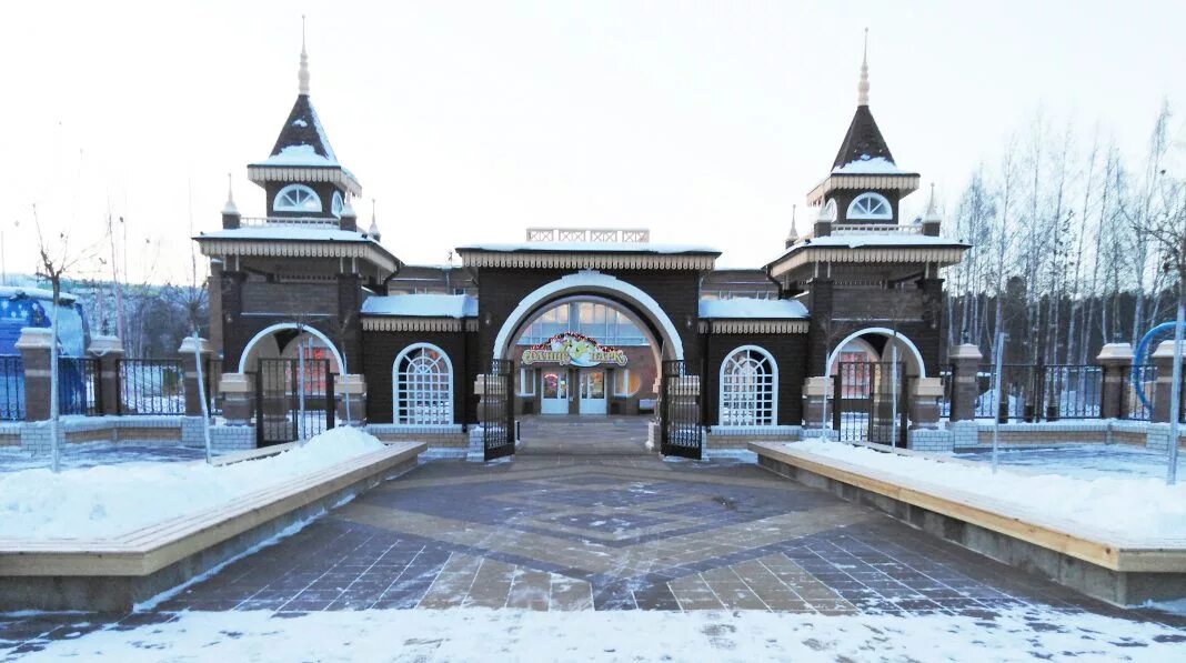 Парк новоуральск. Центральный парк новоуральск. Цпкио новоуральск. Новоуральск парк. Солнце парк новоуральск аттракционы.