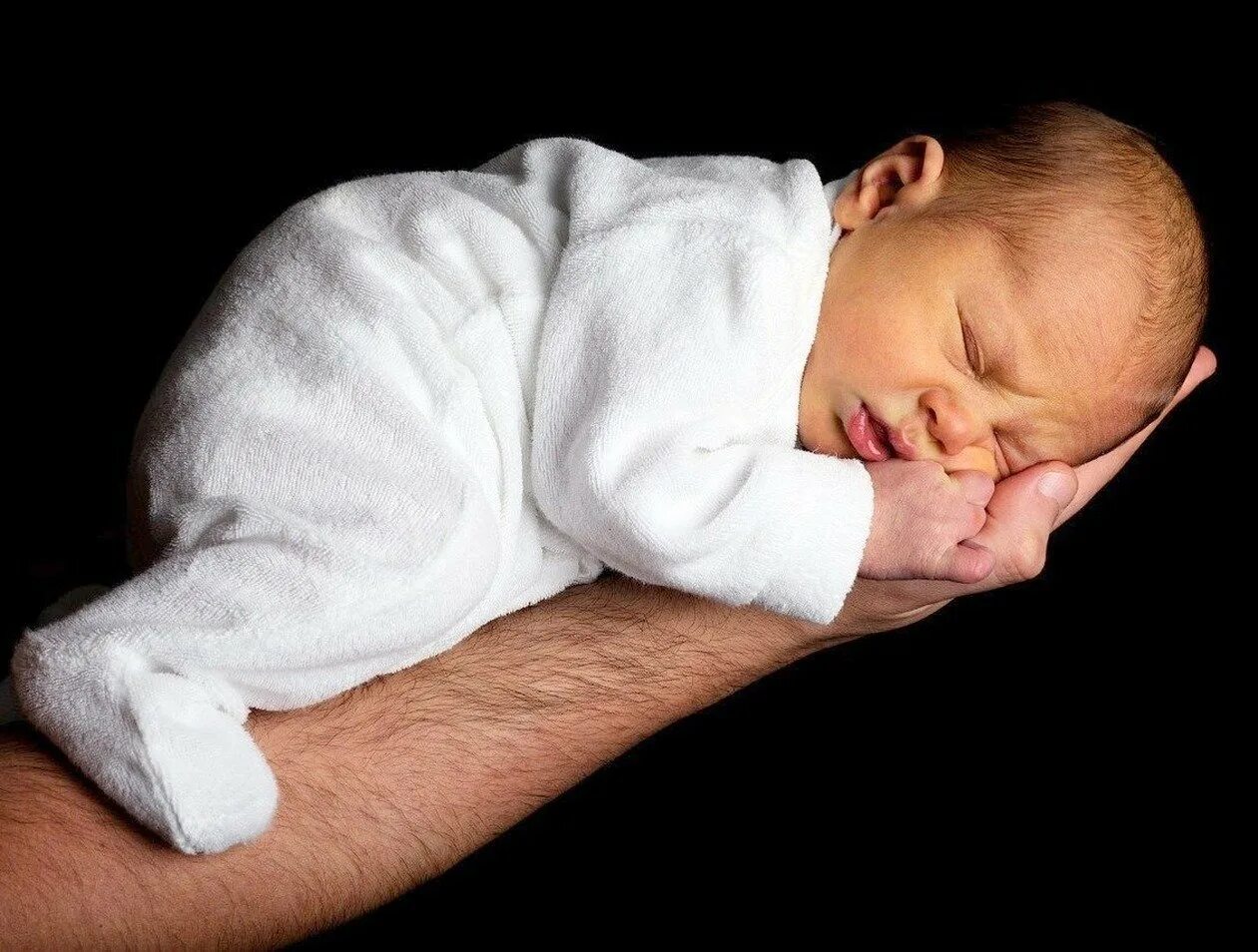 Сын спит. Фотосессия новорожденных мальчиков. Родители с младенцем. Грудничок спит. Спящий малыш.