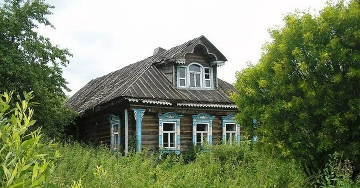 Заросший дом в деревне. Старый дом в деревне. Старый заросший дом в деревне. Заросший старенький домик в деревне. Деревни Московской области.