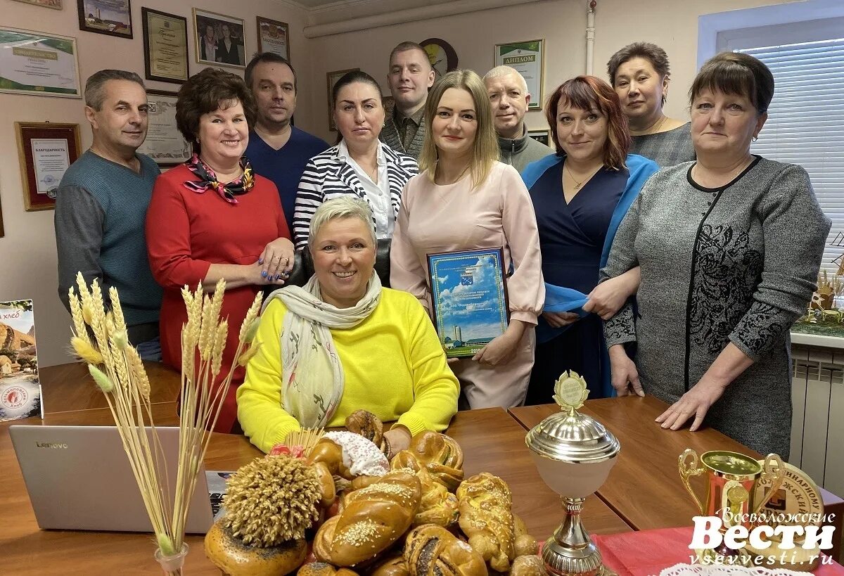 Сотрудники пекарни. Большекаменский хлебокомбинат. Петр евдокимович аверин хлебная компания традиция. Работники хлебопекарни. Сотрудники хлебной.