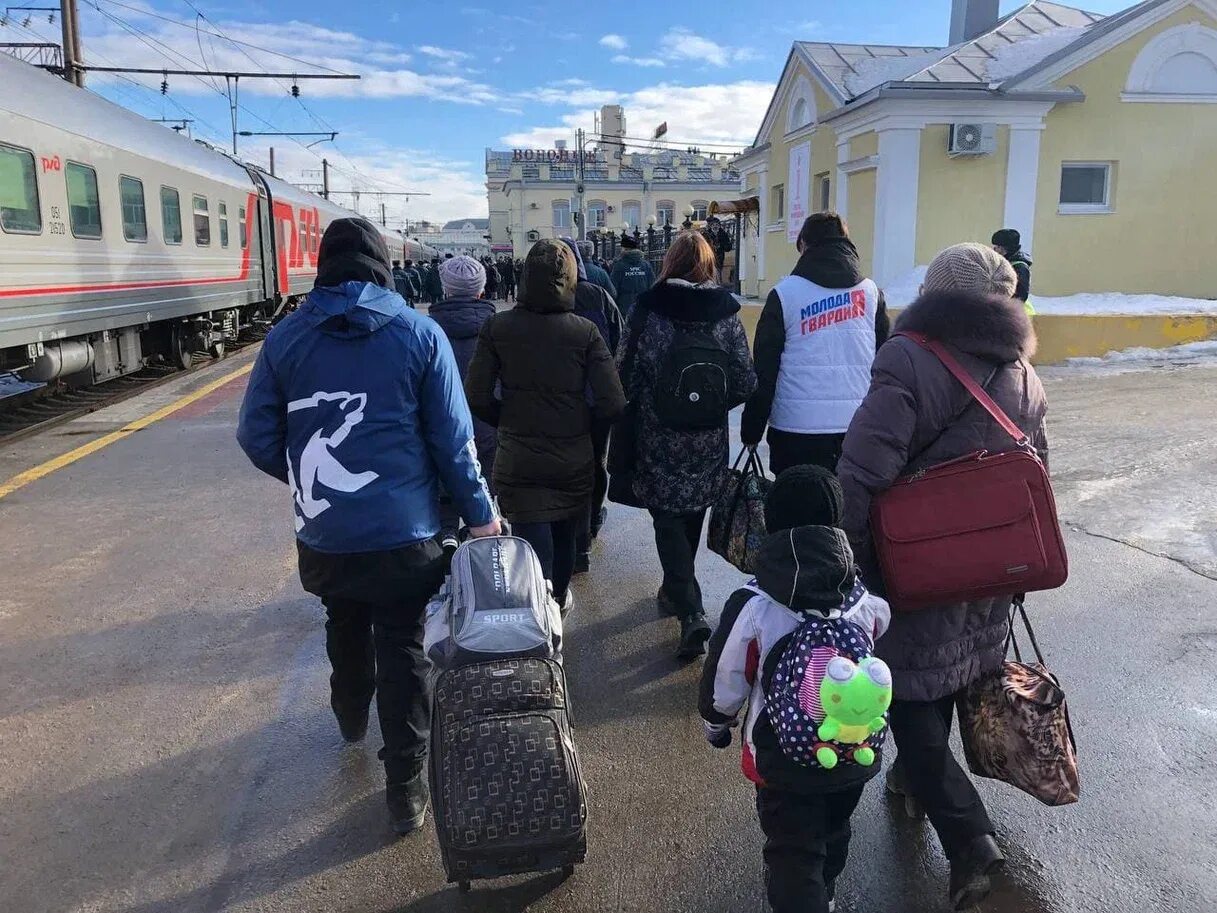 Какую помощь окажут беженцам. Беженцы днр воронеж. беженцы с донбасса. беженцы фото. помощь беженцам.
