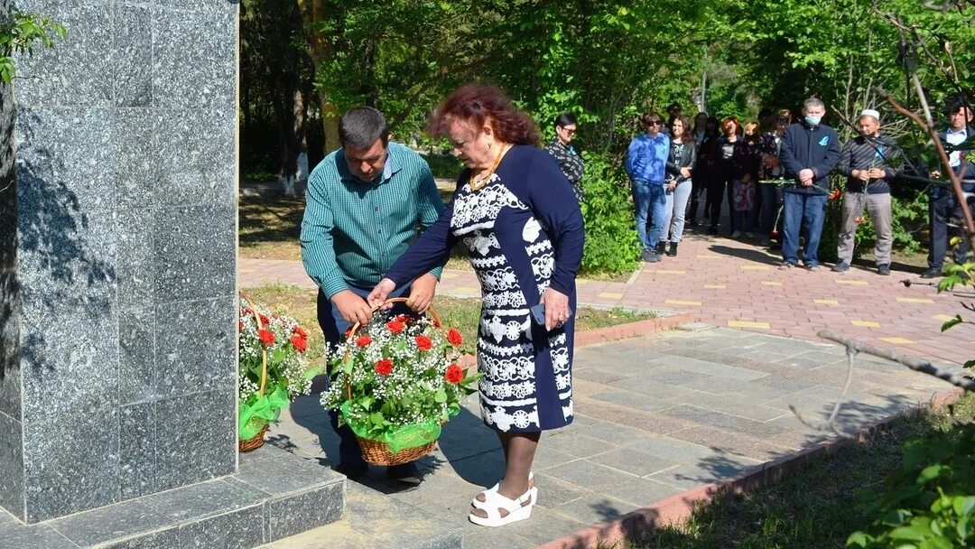 Жертвам депортации. Мемориал жертвам депортации Париж. Мемориал жертвам депортации 1944 Крым. Памятник жертвам депортации в Крыму. День памяти жертв депортации народов Крыма.