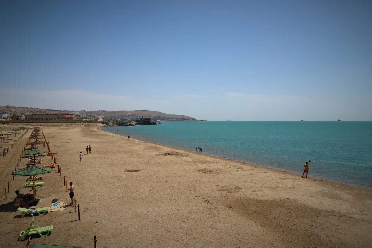 Побережье каспийского моря в азербайджане. Каспийское море баку пляж. Каспийское море баку пляж. Каспийское море баку пляж. Пляж шихово в баку.