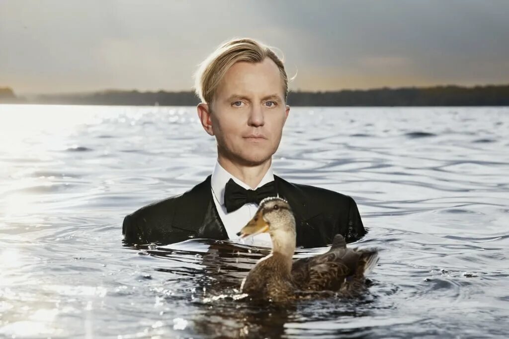 Max raabe oops i did it again. Max raabe. макс раабе 2025. макс раабе немецкий певец. макс раабе в молодости.