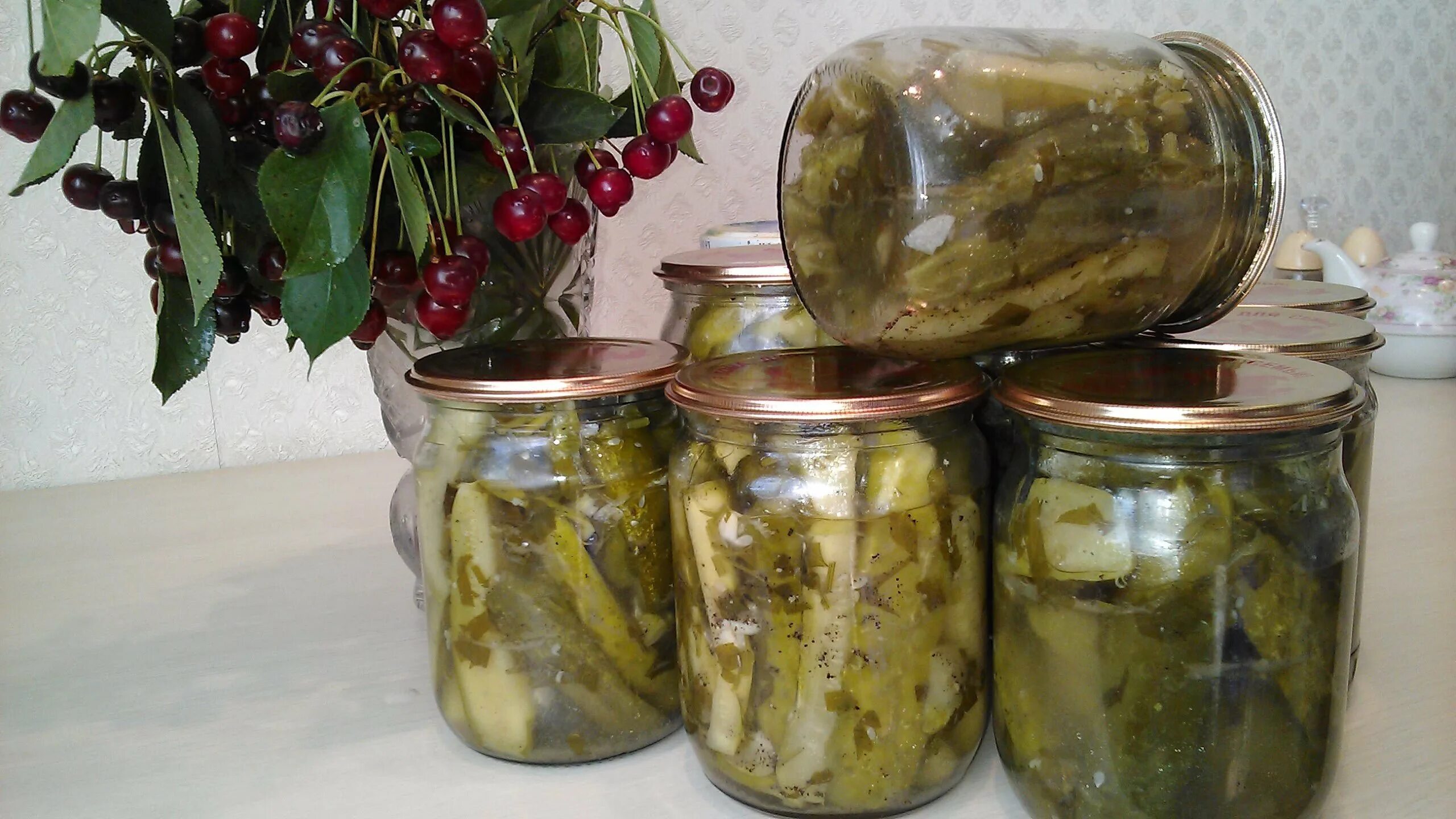 Салат из огурчиков на зиму заготовки. Пальчики огурцов на зиму. Салат с огурцами на зиму пальчики оближешь. Салат из огурцов на з му. Салат из огурцов на зиму.