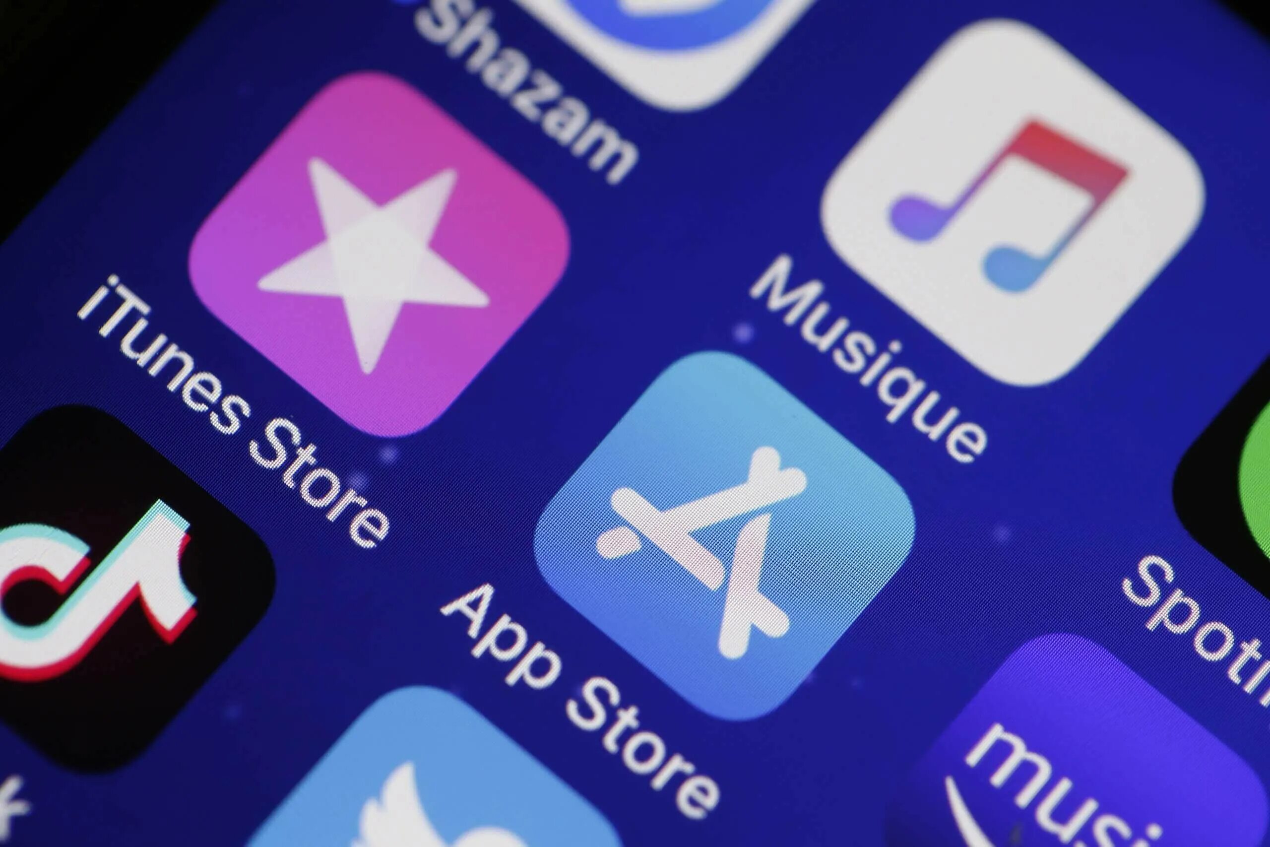 Приложение ios app store. Фальшивые приложения. fleeceware-приложение. app store. обновление айфона 15.3.1.