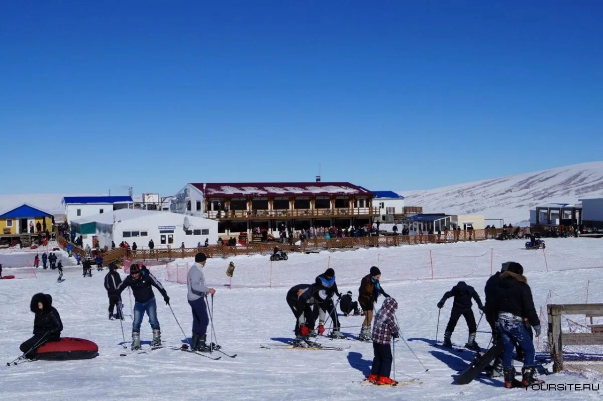 Чиндер черо. Чиндер чиро. Чиндер черо. Горнолыжная база чиндирчеро в дагестане. Чиндирчеро в дагестане горнолыжный курорт.