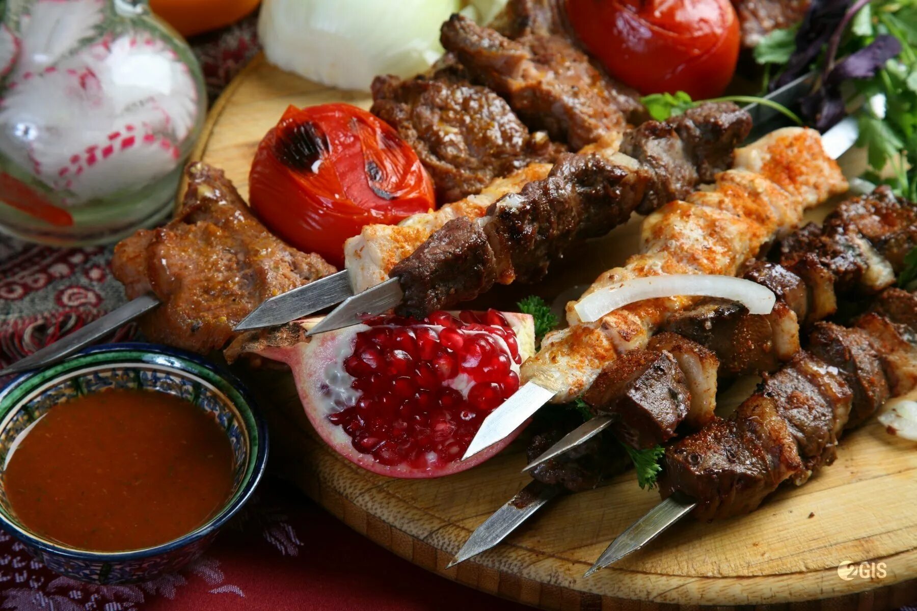 Кавказская кухня в москве. Узбекская кухня люля кебаб. шашлык люля кебабузбеский. хоровац кебаб. узбекский люля кебаб шашлык.