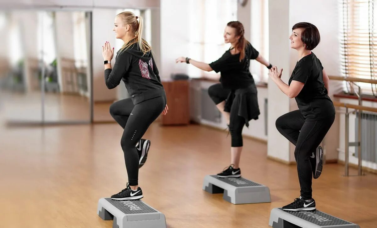 Занятия со степом. Aerobic step степ. Занятия со степом. Степ платформа (степ, степ-дека). Степ-аэробика (step aerobics).