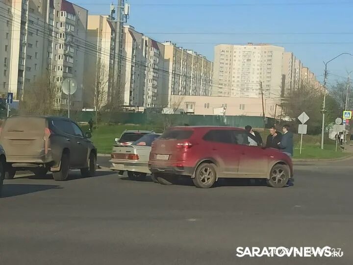 Происшествия саратов за неделю. ДТП Саратов Топольчанская Антонова. Авария на Антонова Саратов.