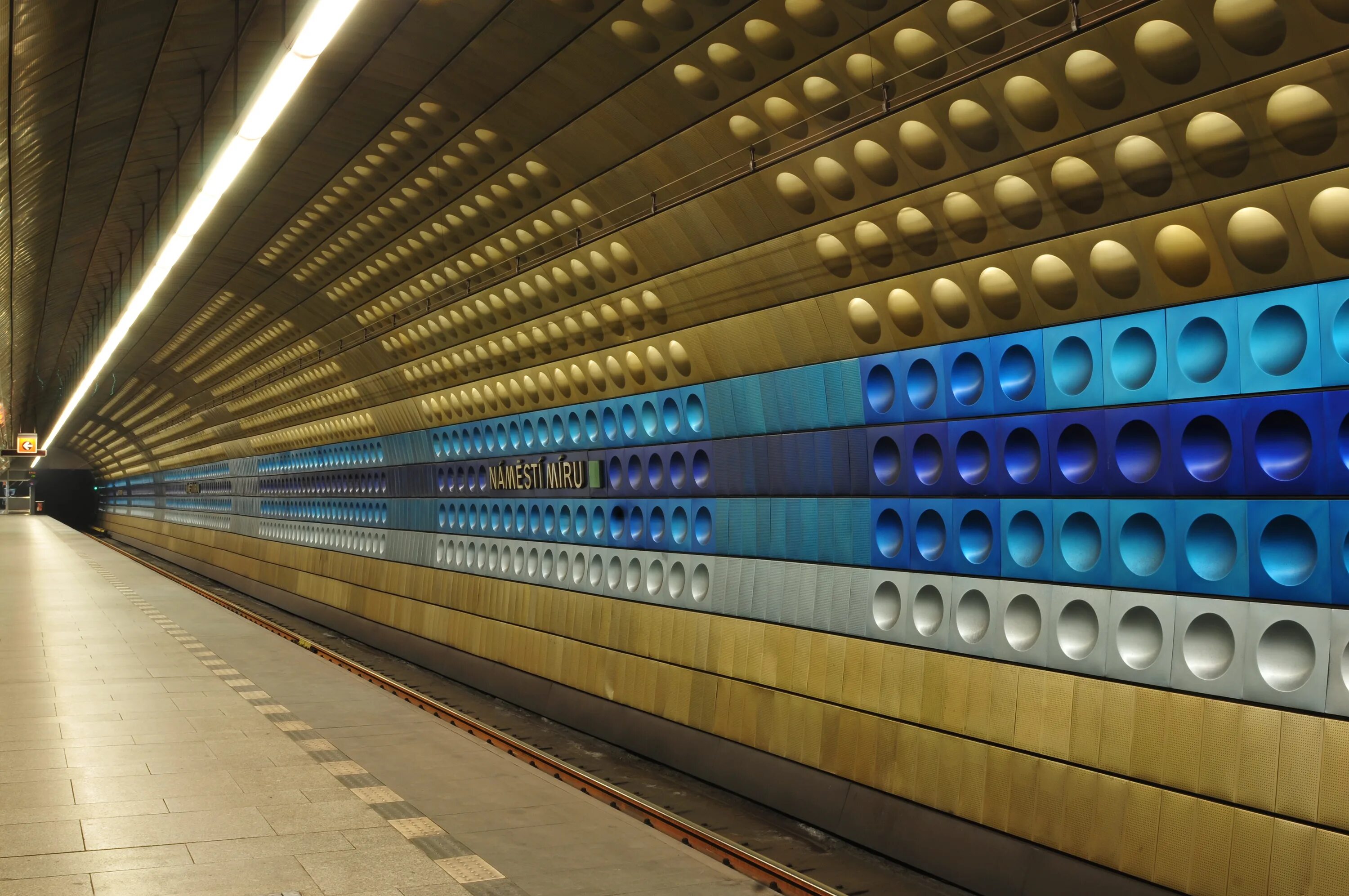 Сами глубоки метро. Самое глубокое метро в мире. Самая глубокая станция метро. Станция namesti miru.