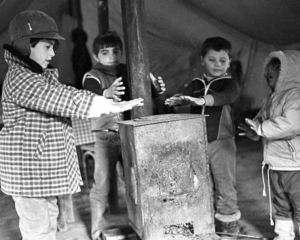 Армения в 90-е годы. Ереван армения 70е. День независимости армении 1991 21 сентября. Ереван 1990 год. Печка буржуйка в блокадном ленинграде.
