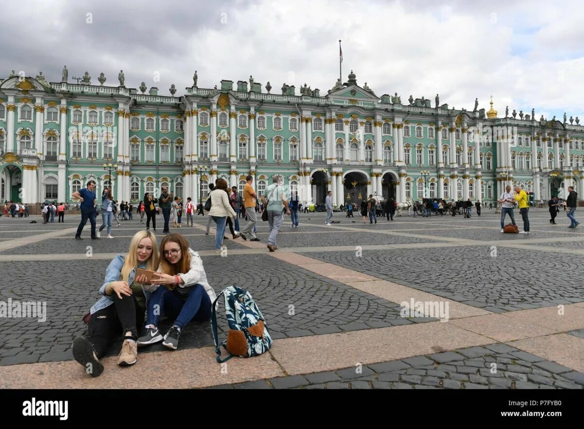 Туристы в Санкт-Петербурге. Петербург туризм. Путешественники в Питере. Туристы в Питере летом.