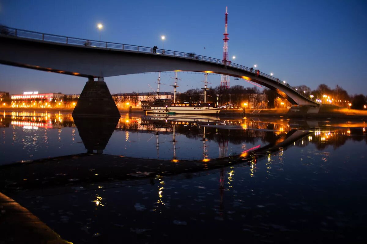 Вечер новгород. Великий Новгород мост ночью. Великий Новгород ночной город. Вечерний Великий Новгород. Великий Новгород Новгород вечером.