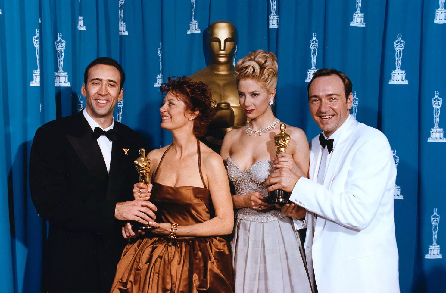 Кевин Спейси Оскар. Николас Кейдж Оскар 1996. Susan Sarandon Oscar 1996. Сьюзан Сарандон Оскар.