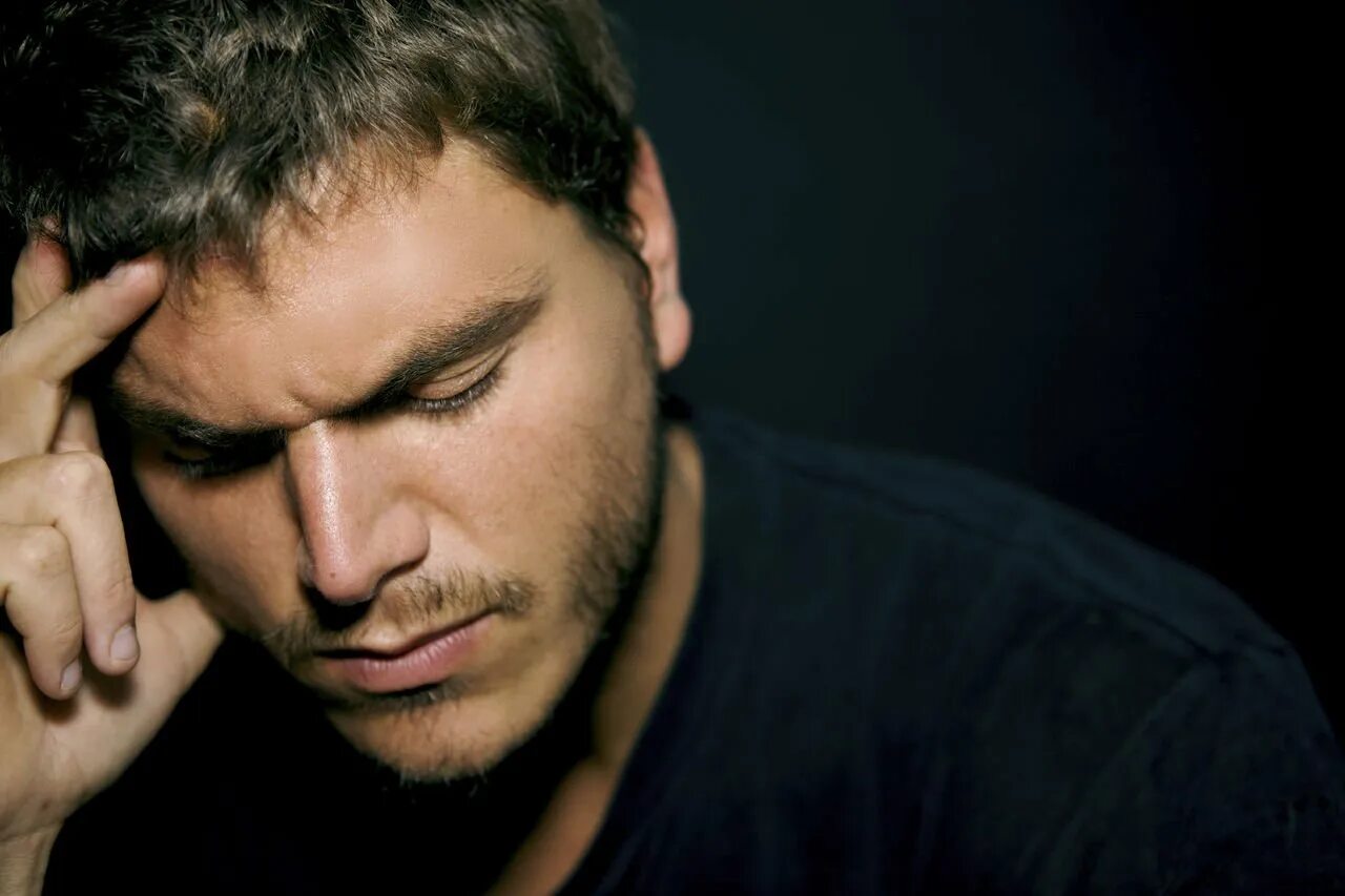 Роберт паттинсон грустит. Грустное мужское лицо. Задумчивый человек. Уныло задумчивый. Парень одиночество.