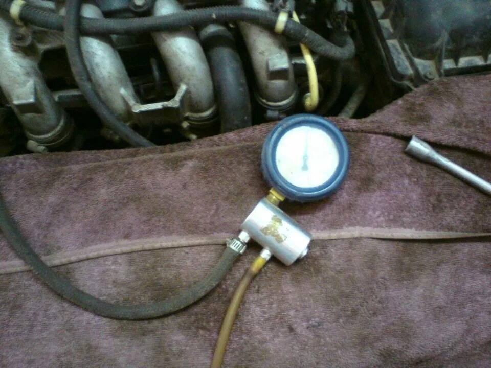 Замер давления топлива ваз 2112. Выносной регулятор давления топлива приора. Регулятор давления масла в двигателе н20. 8. Замер давления топлива газ 31105 крайслер.