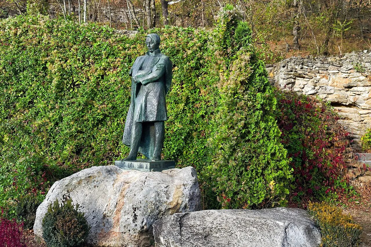 Памятники железноводска. Памятник Лермонтову в Железноводске. Сквер Лермонтова Железноводск. Статуя Лермонтова в Железноводске. Памятник Лермонтову в Ессентуках.