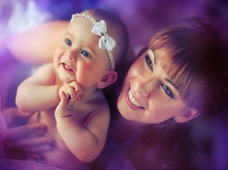 Мамина счастье слушать. День матери. Красивая мама. С днём матери картинки красивые. Счастливые глаза ребенка.