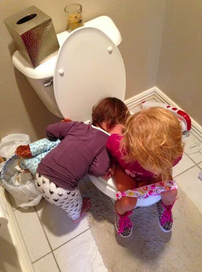 Sisters pissing. Potty пипи. Девочка в туалете. Ребенок на унитазе. Девочка Potty.