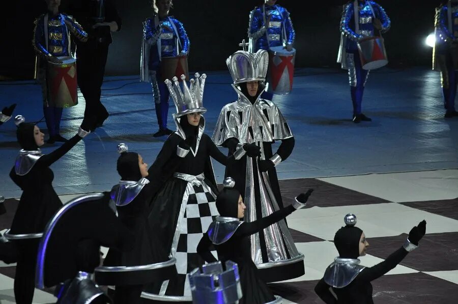 Мзи, шахматный танец. Танец шахматных фигур. Костюмы шахматных фигур для танца. Танец шашек. Балет шахматы танец.