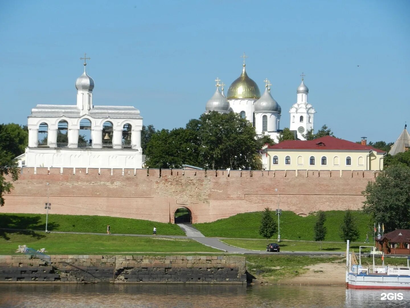 Экскурсия великий новгород 1 день. Великий Новгород Кремль. Новгородский Детинец Великий Новгород. Софийская звонница Новгородского Кремля. Новгородский Детинец достопримечательности Великого Новгорода.