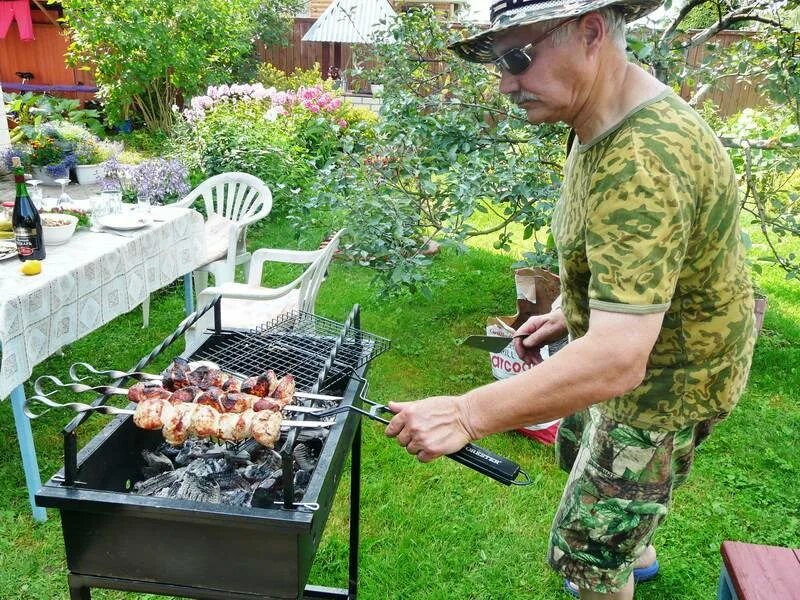 Шашлык на мангале. Мангал в шашлычной. Барбекю на природе. Шашлыки на природе. Шашлык на участке