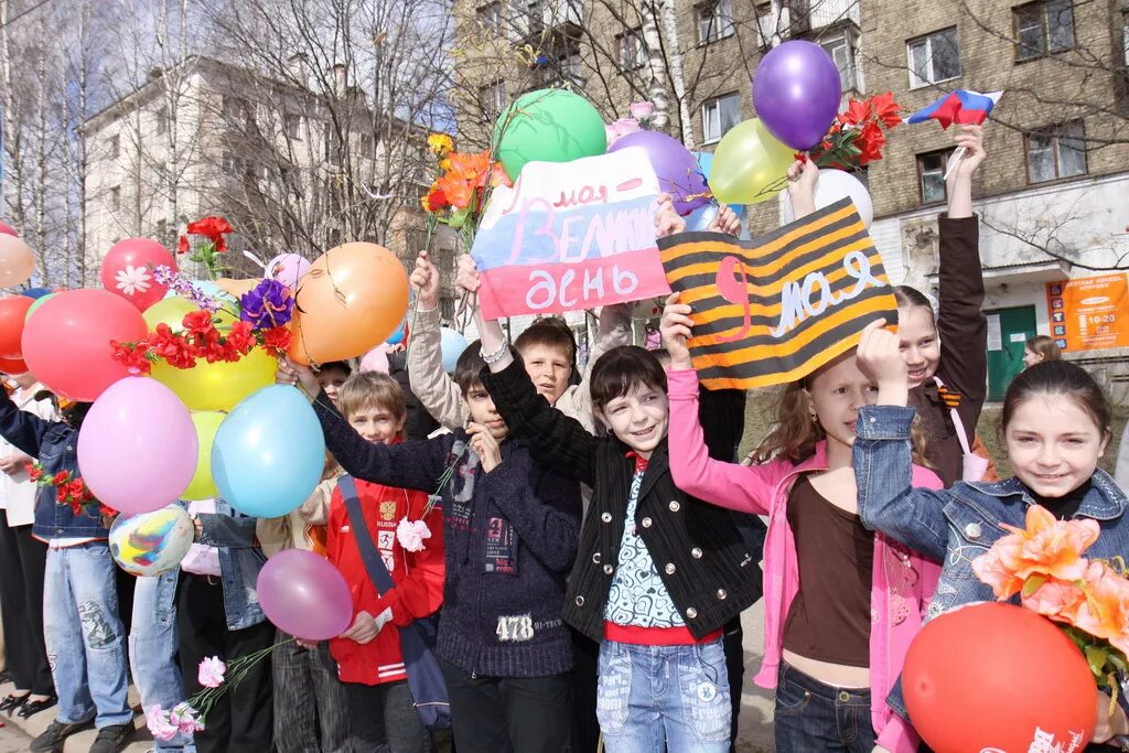 1 мая дети в школу. Шествие с шарами. 1 Мая праздник для детей. Парад 1 мая. Шары на парад 9 мая.