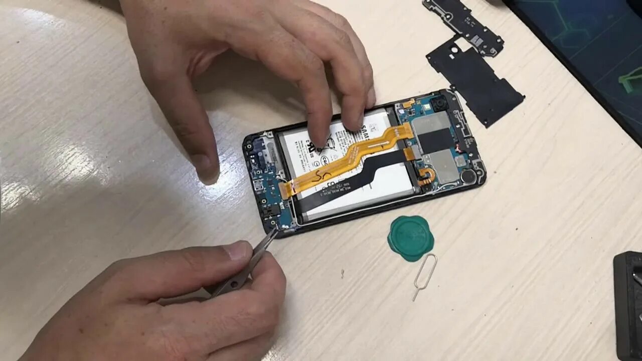 Ремонт телефона Samsung A3 2017 восстановление контактных площадок, замена аккум