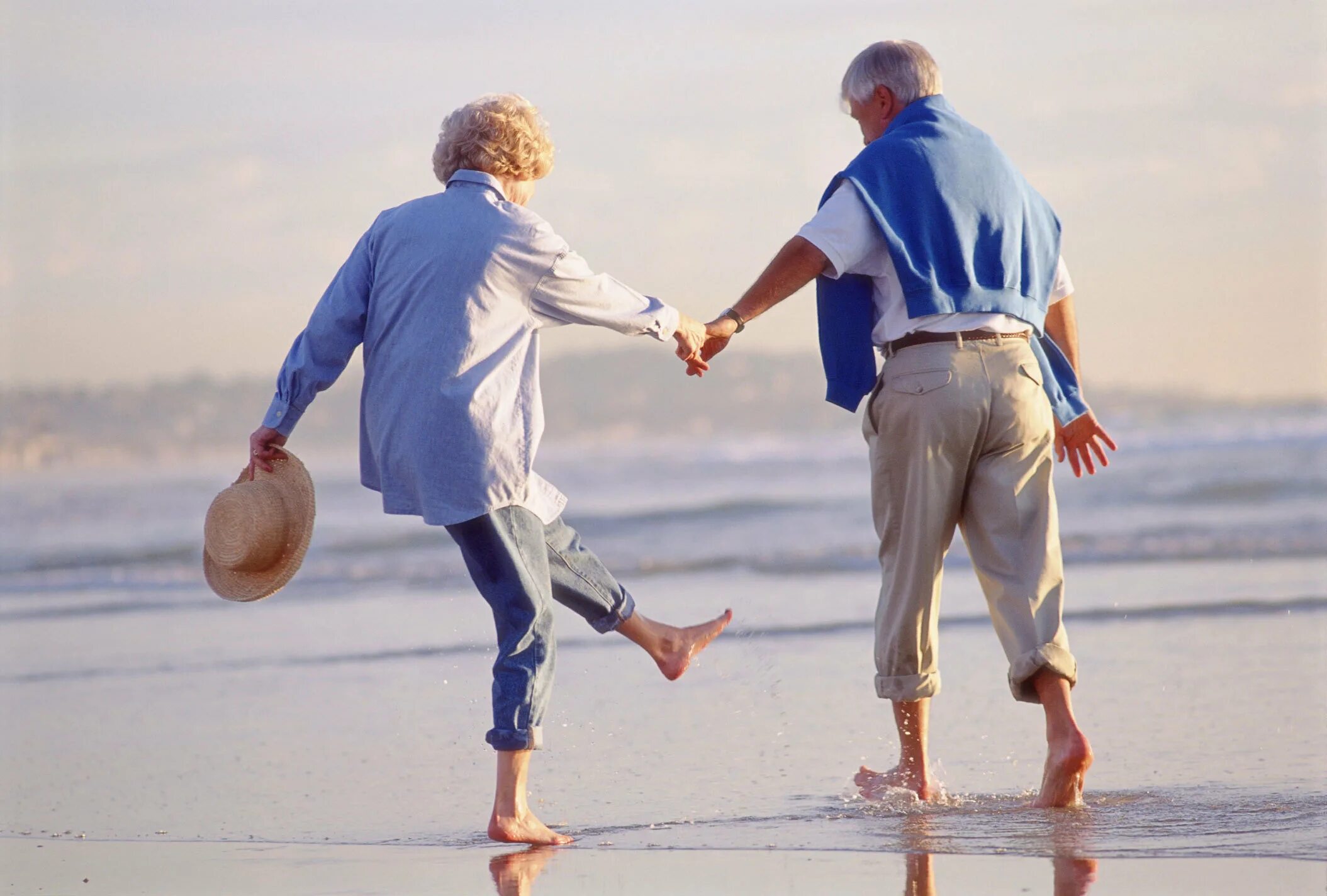 Счастливая старость. Счастливые пожилые люди. Счастливые пенсионеры. Счастливая старость на берегу моря. Пара радуется