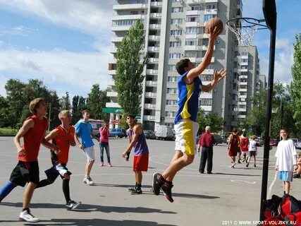 Опишите фотографию игра в баскетбол во дворе