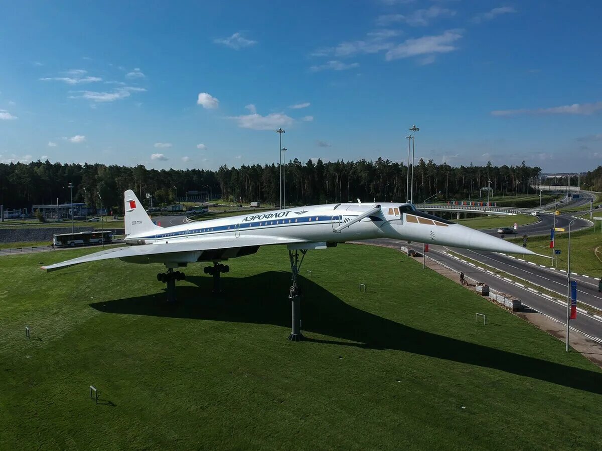 Ю г жуковский. Ту-144 в Жуковском. Ту-144 Жуковский памятник. Жуковский самолет памятник. Жуковский самолет памятник ту 144.