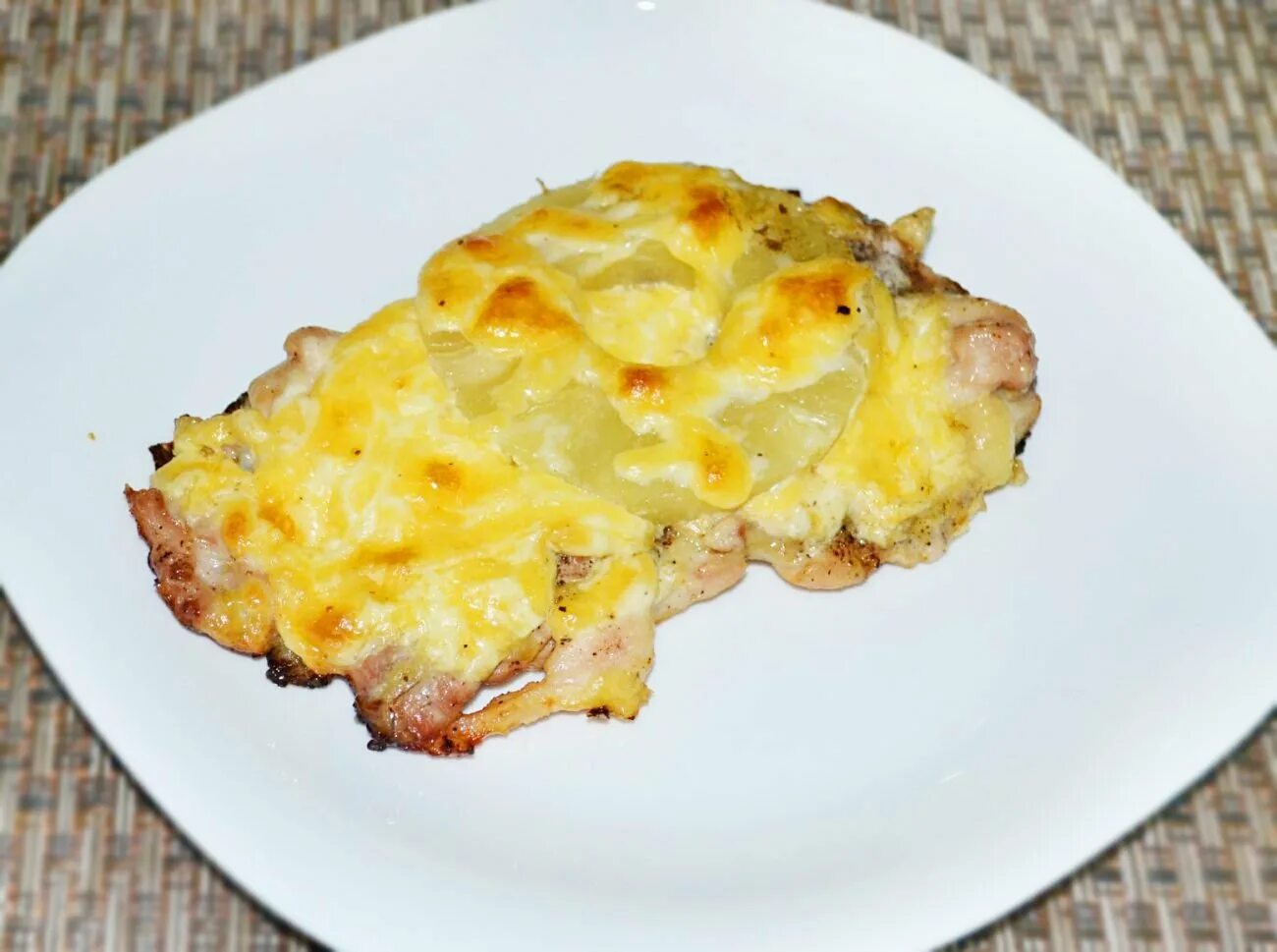 Куриное филе с ананасами и сыром. Куриное филе, запеченное с ананасами и сыром. филе куриное с ананасом под сыром. мясо под ананасом с сыром в духовке. курица с ананасами в духовке под сыром.