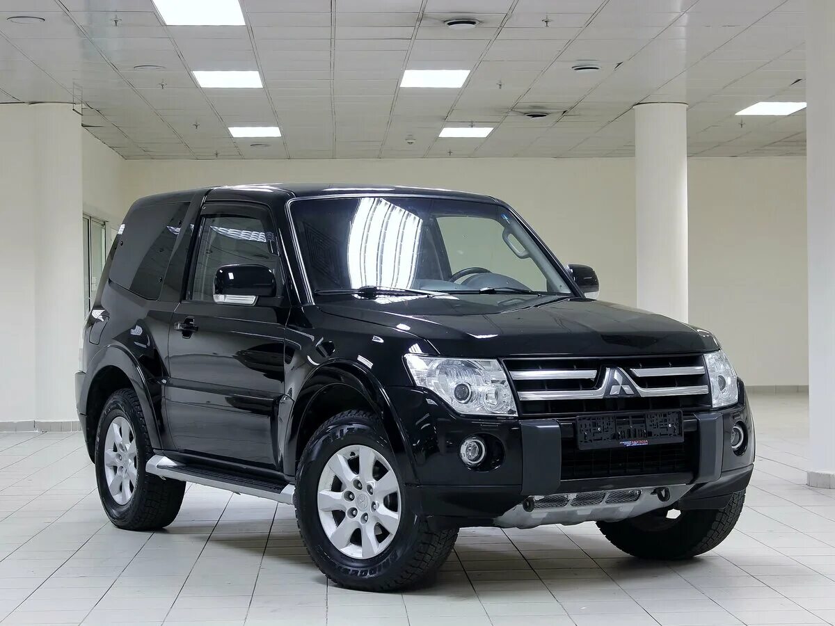 Какой паджеро купить. Mitsubishi Pajero 3 3 дверный. Мицубиси Паджеро 4 3 дверный. Митсубиси Паджеро 4 трехдверный. Мицубиси Паджеро 3 дверный.